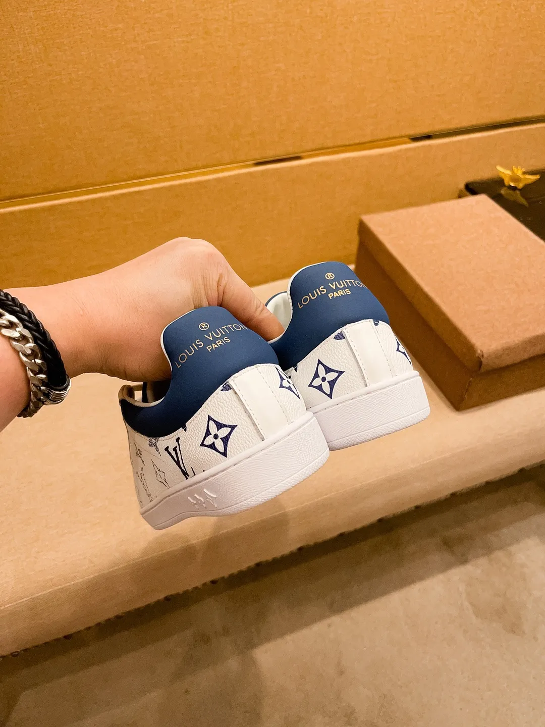 Men's shoes 💰 380💰🔥【LV】🔥 Louis Vuitton, high-end men's shoes brand, official website 1:1 latest masterpiece: the upper is made of Italian imported first-layer cowhide with a comfortable and breathable lining➕original non-slip and wear-resistant outsole🔥, making walking more convenient and comfortable! An exclusive new model, a stunning work, a beautiful 1:1 replica [color] compared to the official quality! Create a fashionable personality to set off your uniqueness! A must-have for trendy men! Classic🔥Size: 38-44 Color: 🔥Multiple colors available🔥